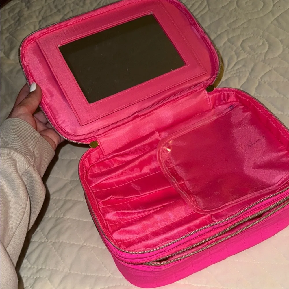 Source Unknown Pink Makeup Organizer